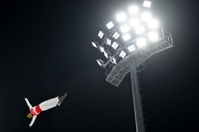 今日，StatmanDave统计了贝林厄姆本赛季西甲至今的数据：14场比赛12个进球场均7.2次地面争抢成功场均4.2次夺回球权2次助攻2次创造重大机会场均1.9次关键传球场均1.9次过人成功